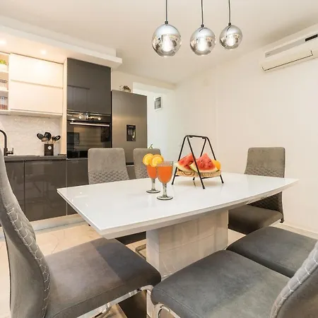 Noemi Apartment