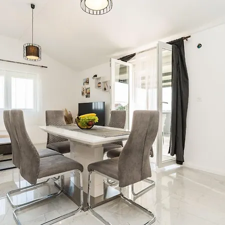 Villa Noemi Holiday Home